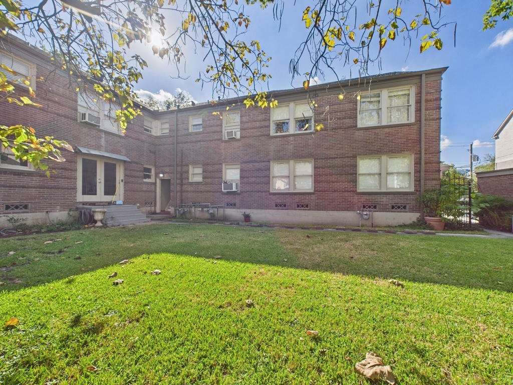 1920 Richmond Avenue - Photo 11