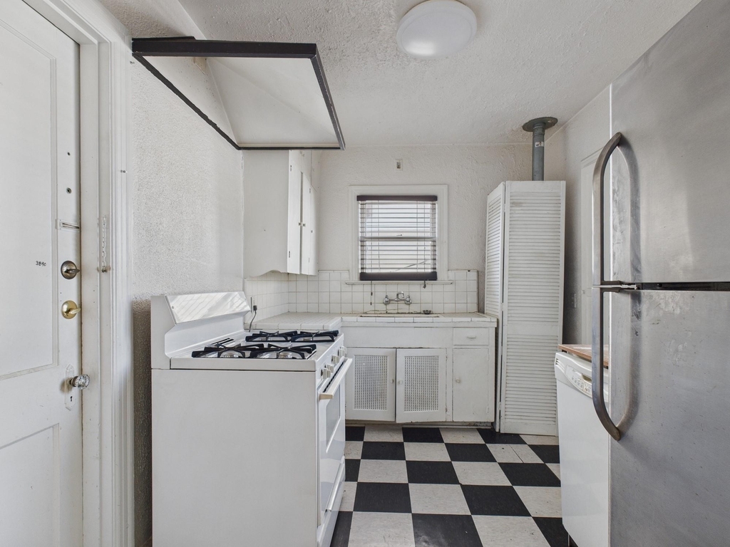 1920 Richmond Avenue - Photo 5