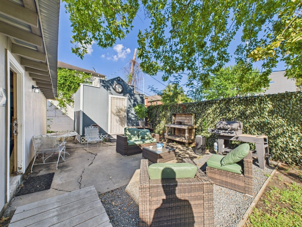 1920 Richmond Avenue - Photo 12