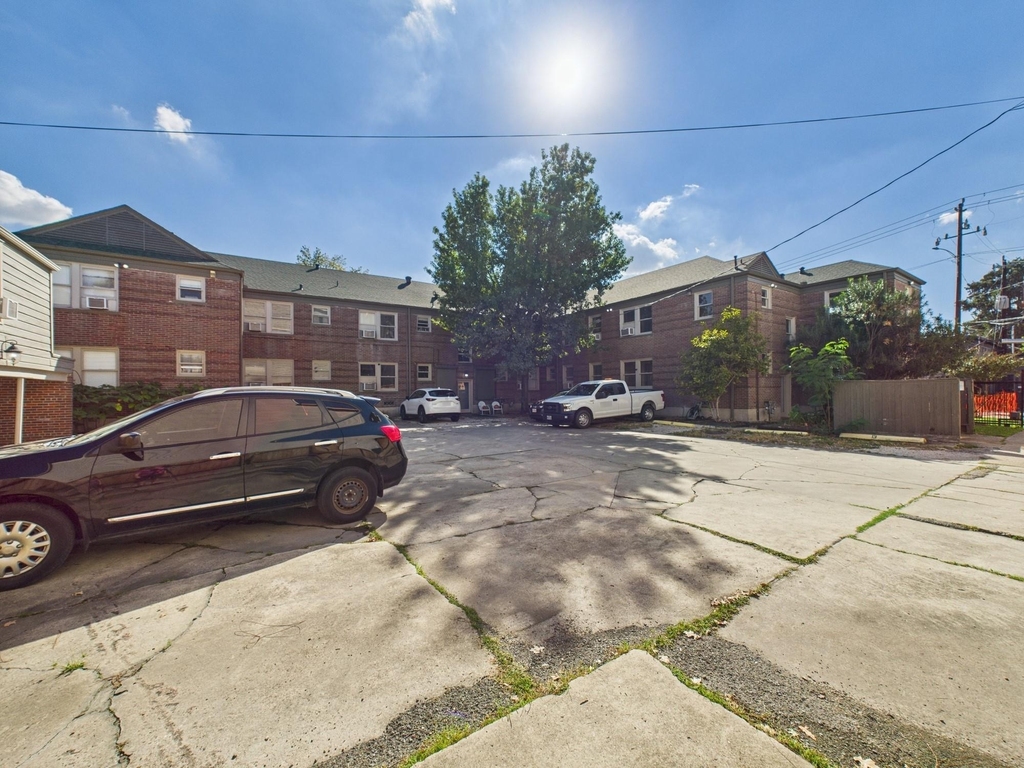 1920 Richmond Avenue - Photo 10