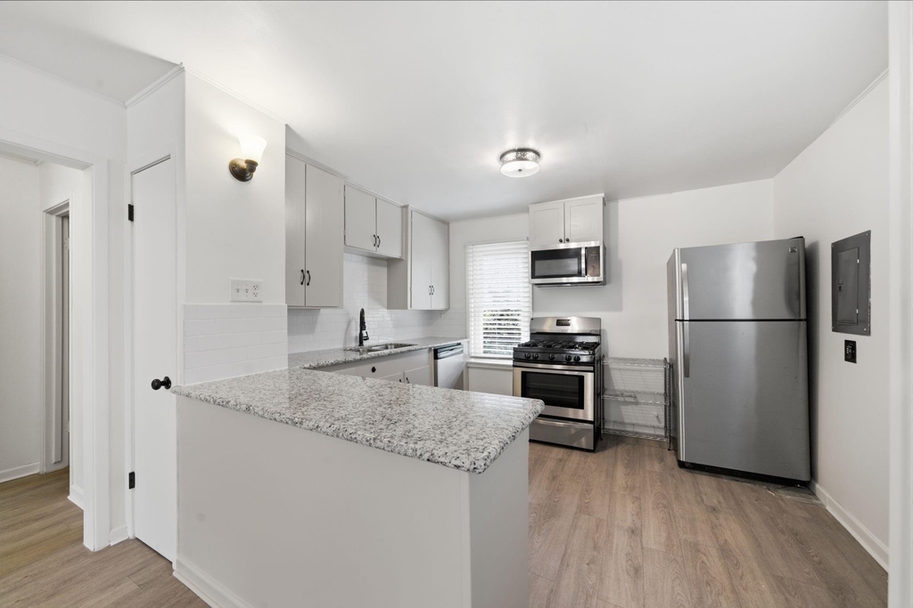 1523 1/2 Bonnie Brae Street - Photo 2