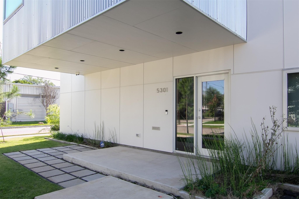 5301 Chenevert Street - Photo 2