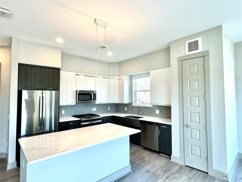 401 W 25th Street - Photo 10