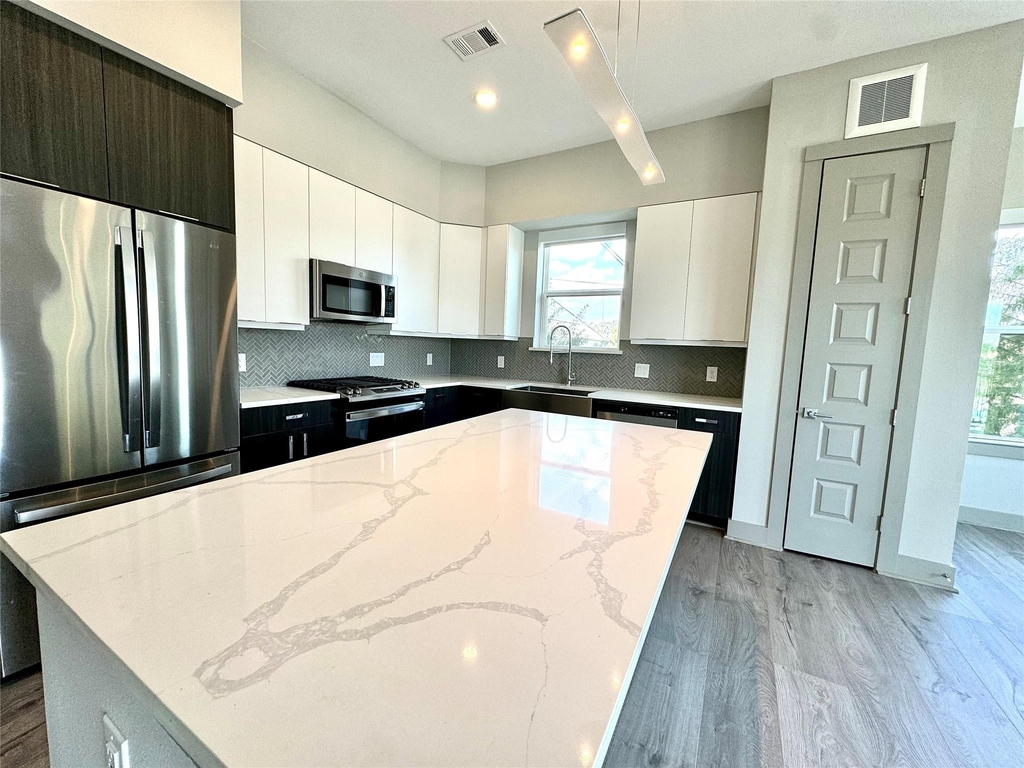401 W 25th Street - Photo 3