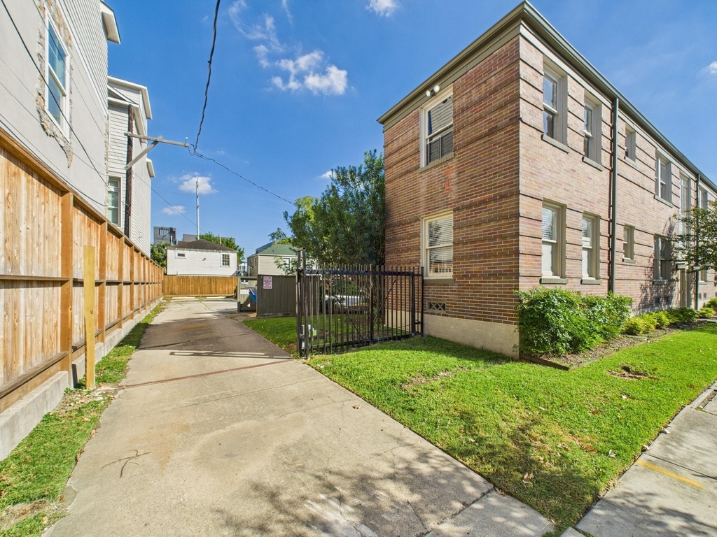 1920 Richmond Avenue - Photo 16