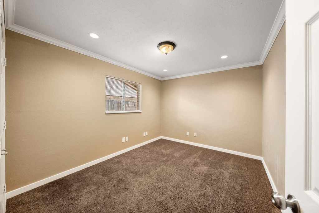 22831 Millgate Drive - Photo 18