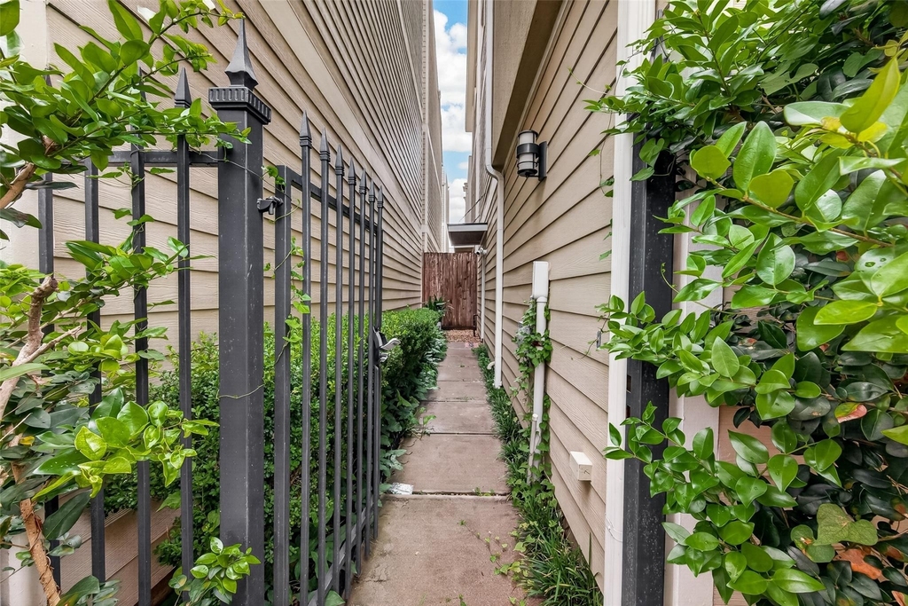 1510 Crockett Street - Photo 5