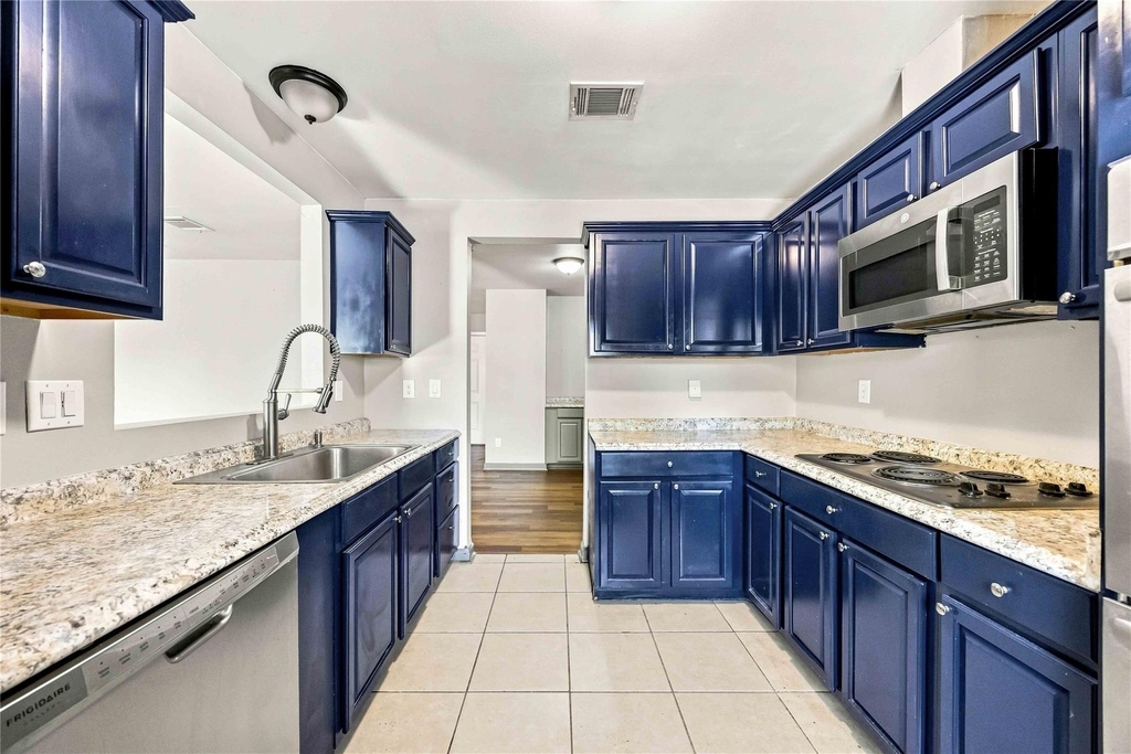 1814 Country Village Boulevard - Photo 8