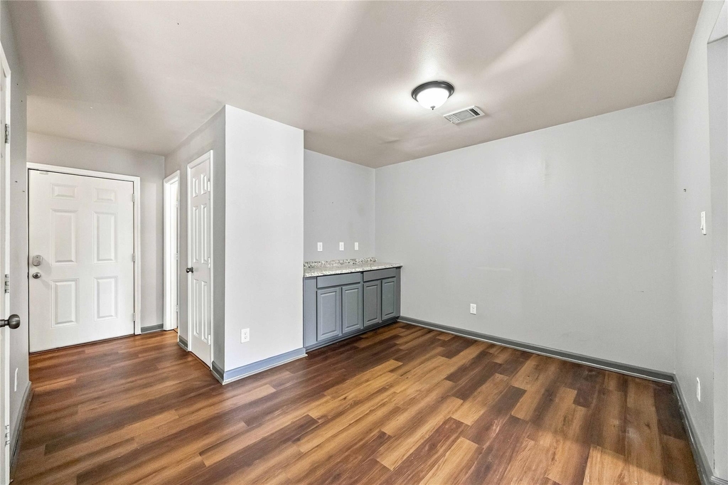 1814 Country Village Boulevard - Photo 2