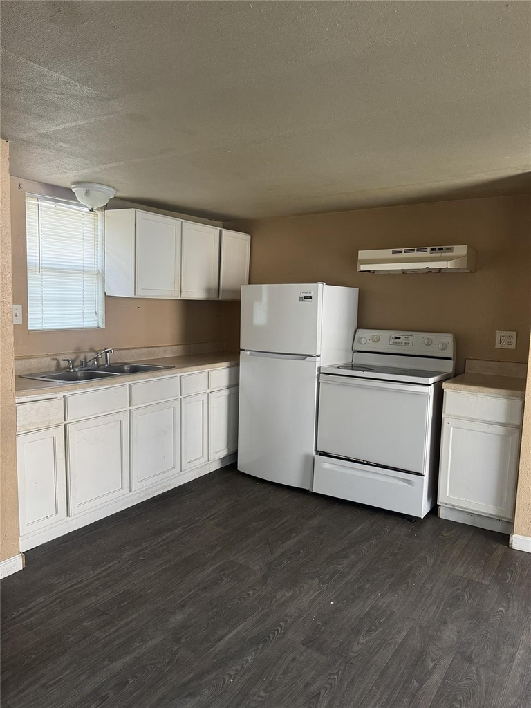 886 Queenswood - Photo 2