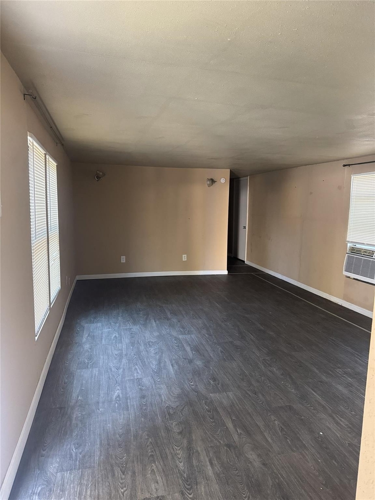 886 Queenswood - Photo 3