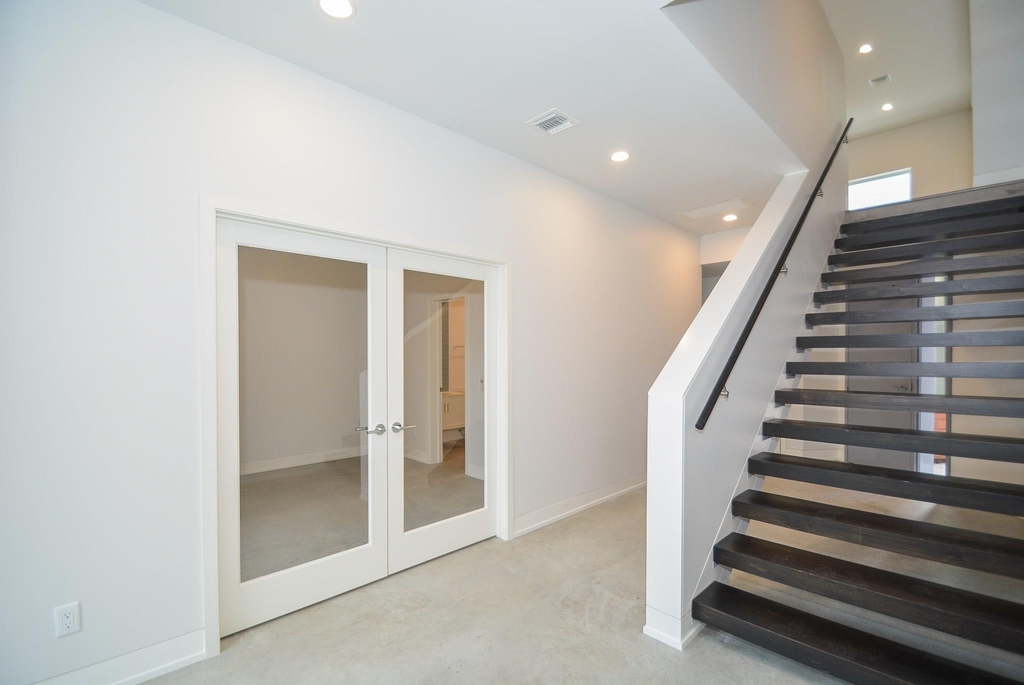 1905 Oakdale Street - Photo 5