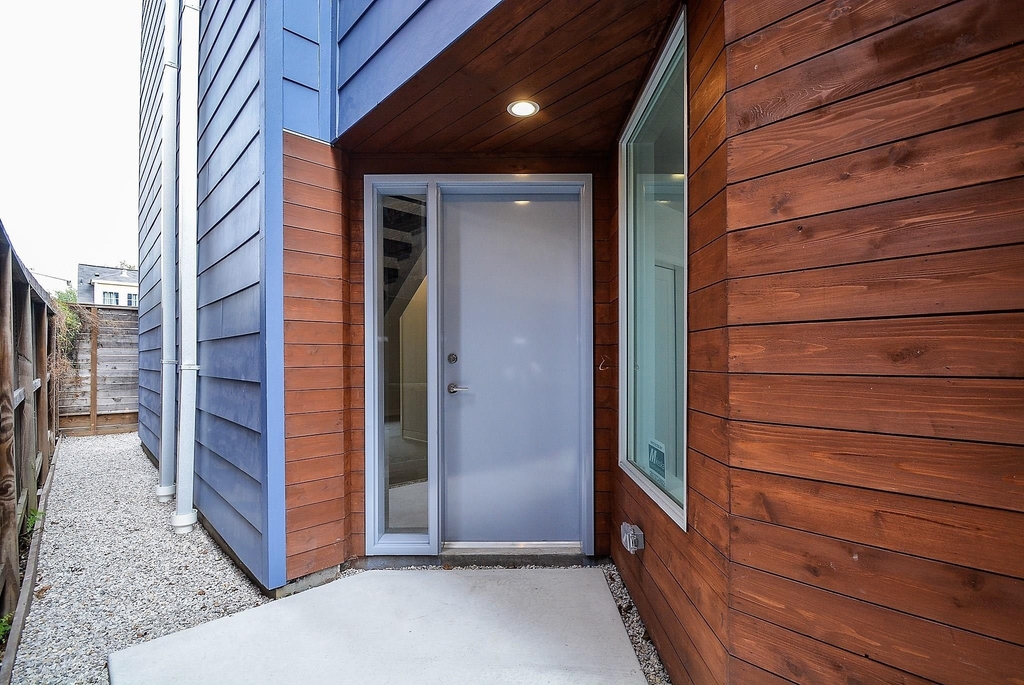 1905 Oakdale Street - Photo 2