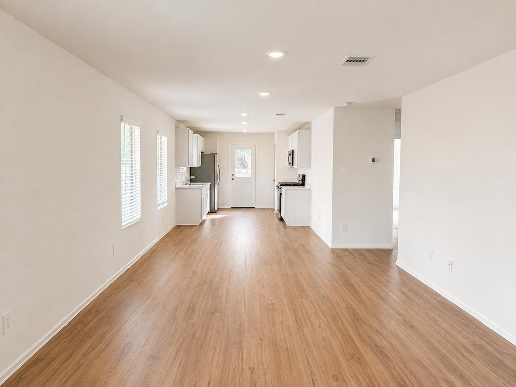 1515 Las Cuevas Drive - Photo 2