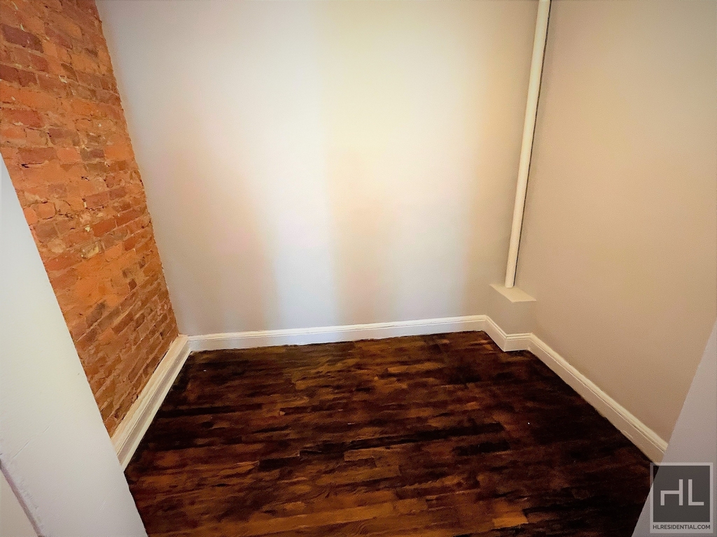 East 5 Street - Photo 4