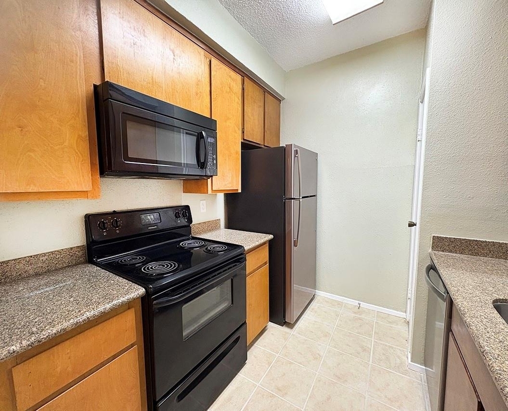7900 N Stadium Dr - Photo 3