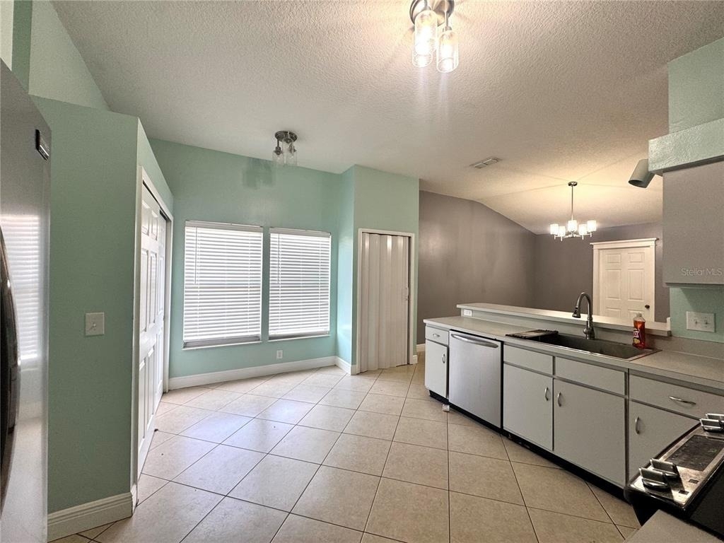 8120 Lesia Circle - Photo 4