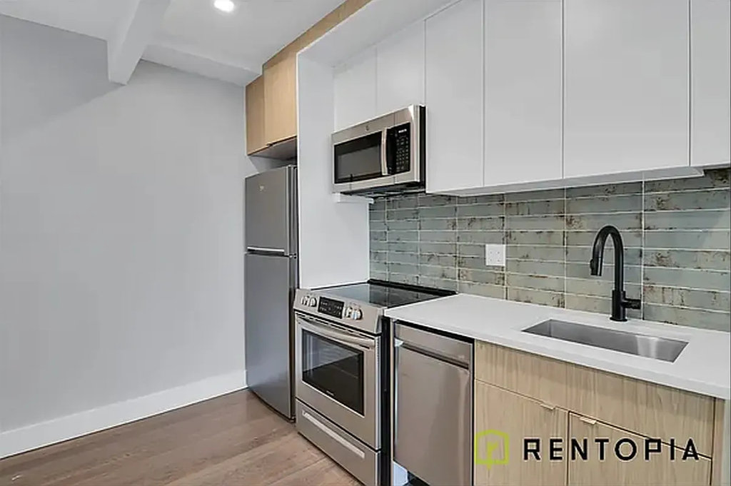 443 Graham Avenue - Photo 4
