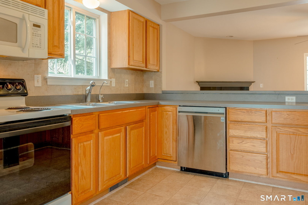 47 Tunxis Street - Photo 6