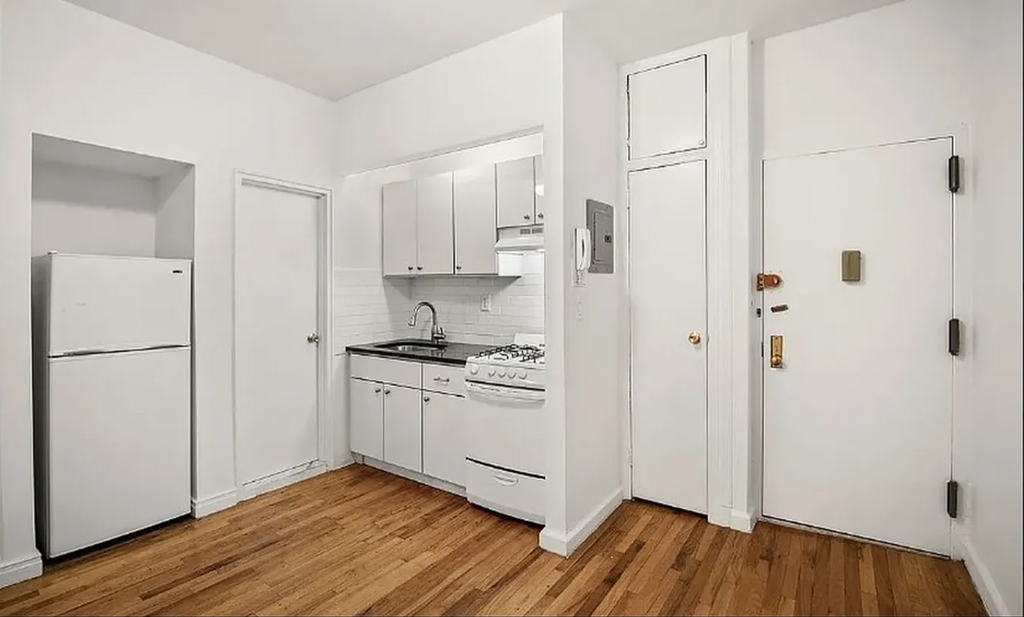 1640 York Avenue - Photo 5