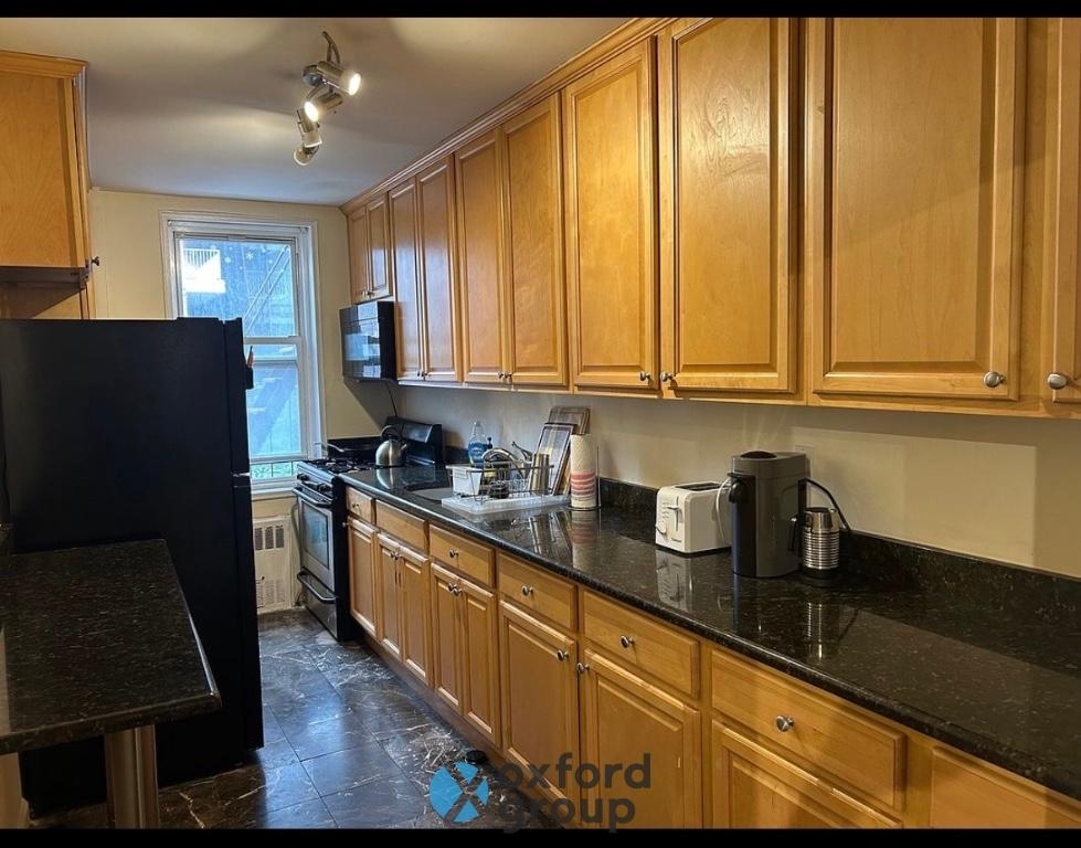 East 28th Street - Photo 5