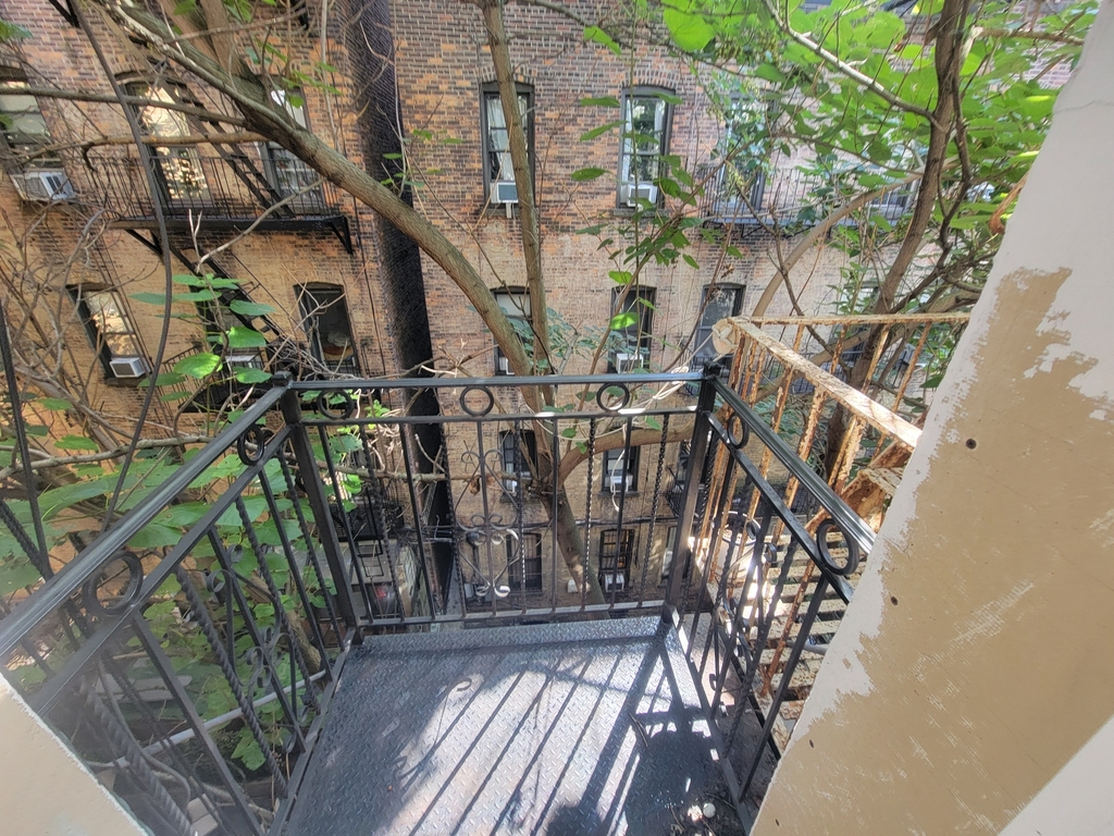 436 West 52nd Street - Photo 12