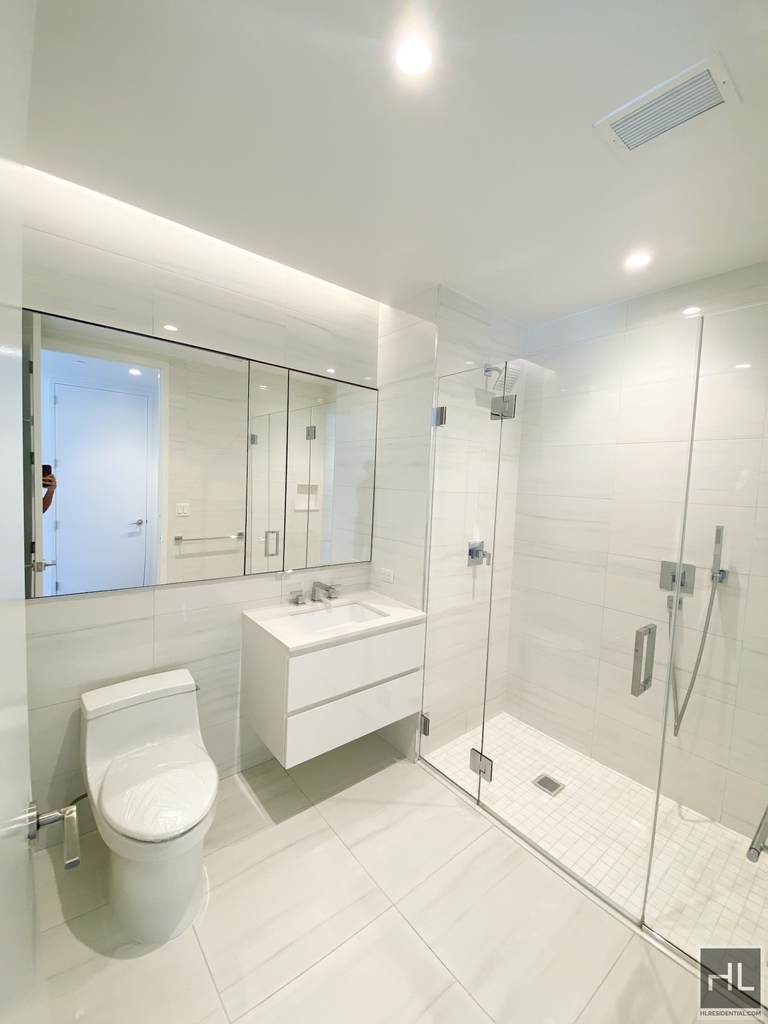 East 44th Street - Photo 4
