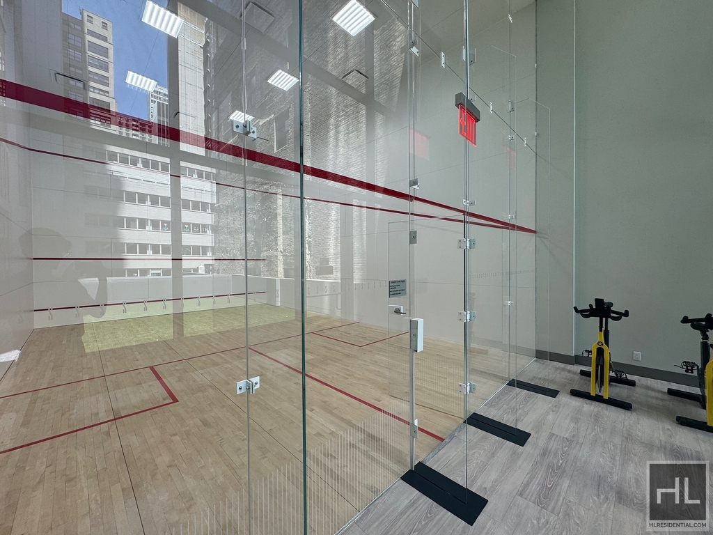 East 44th Street - Photo 10