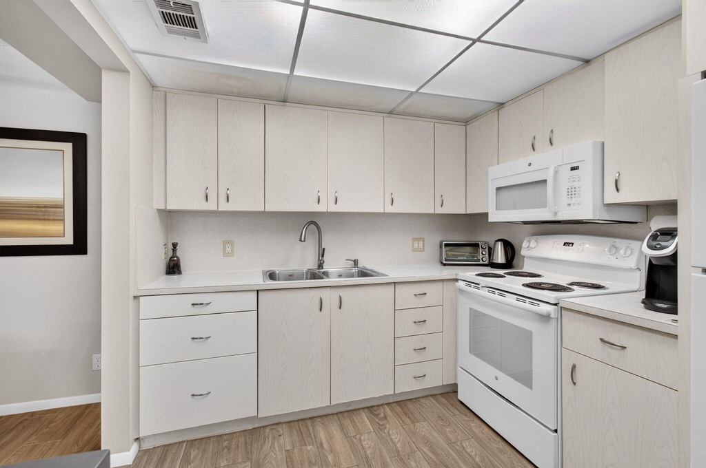 3030 Wolverton B - Photo 13