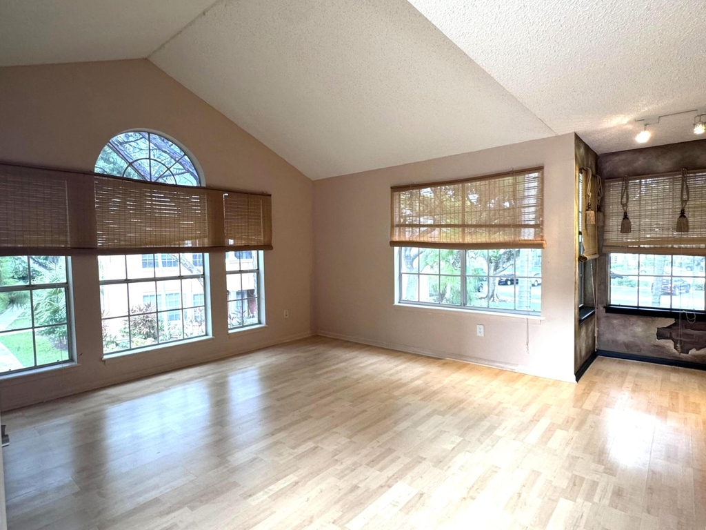 1011 Crystal Way - Photo 1