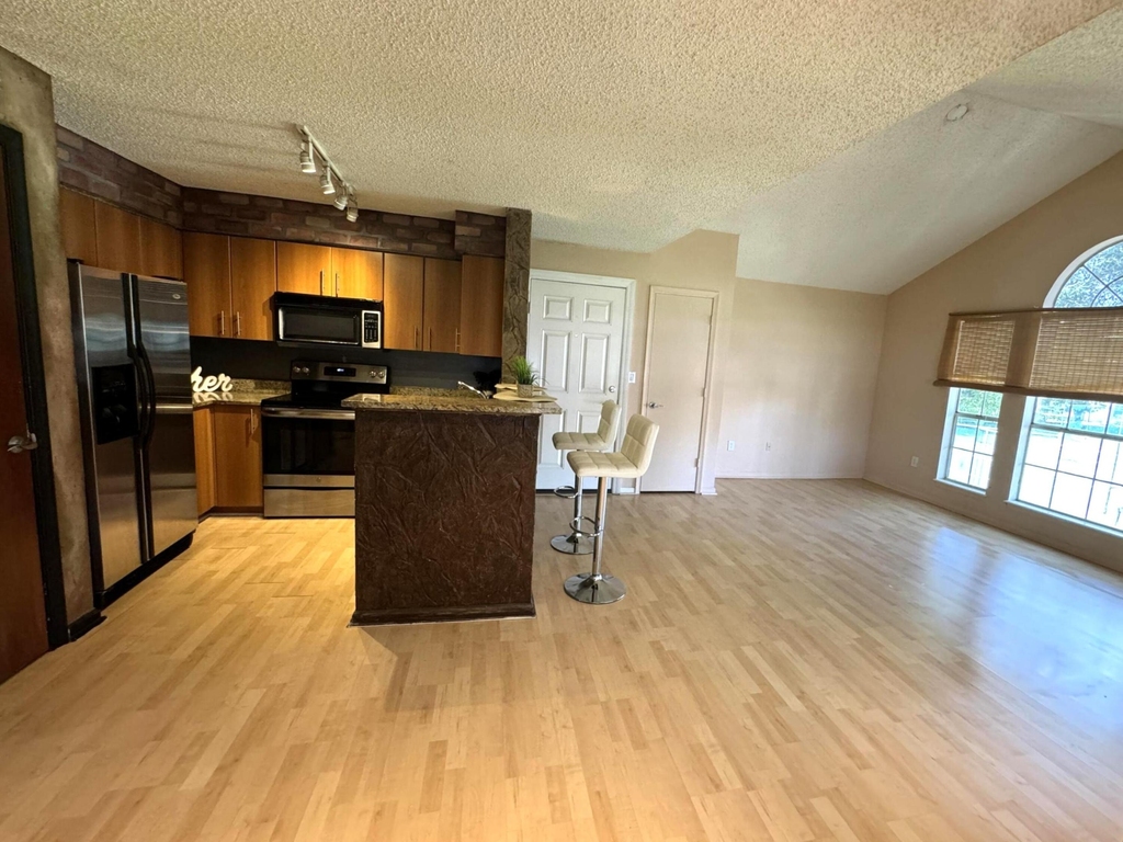 1011 Crystal Way - Photo 2