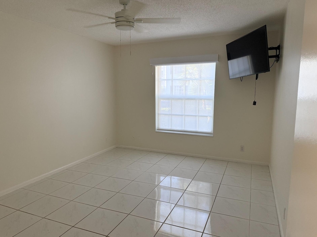 2181 Ne 67th Street - Photo 3