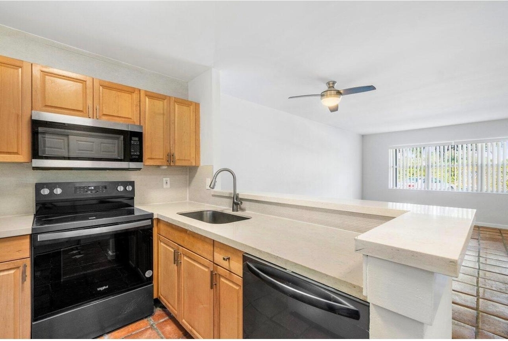 420 Se 2nd Avenue - Photo 1