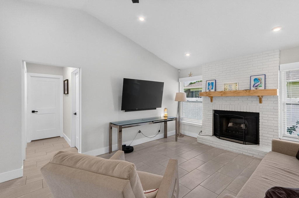 272 Sw Fairchild Avenue - Photo 4