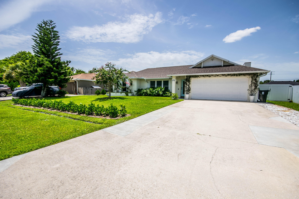 272 Sw Fairchild Avenue - Photo 1