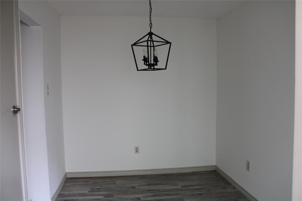 2021 Towngate Drive - Photo 4