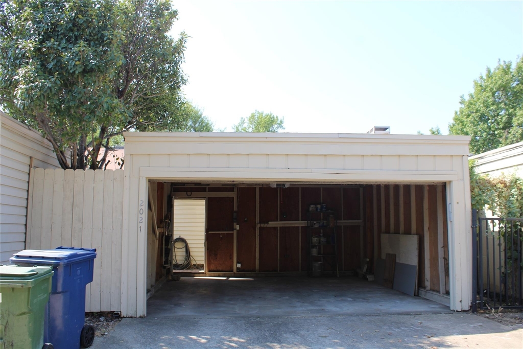 2021 Towngate Drive - Photo 11