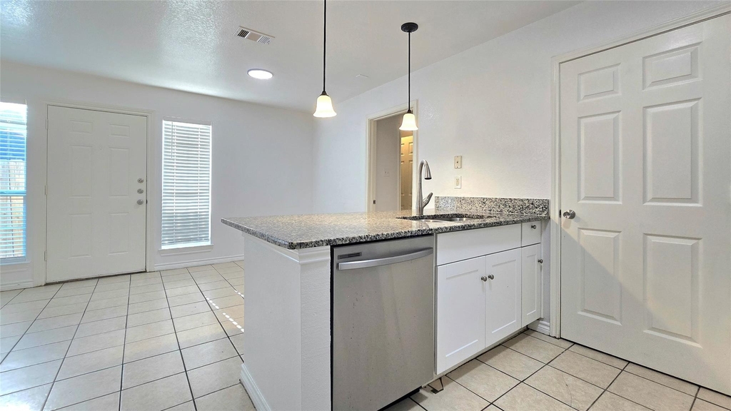 5017 Chapman Street - Photo 3