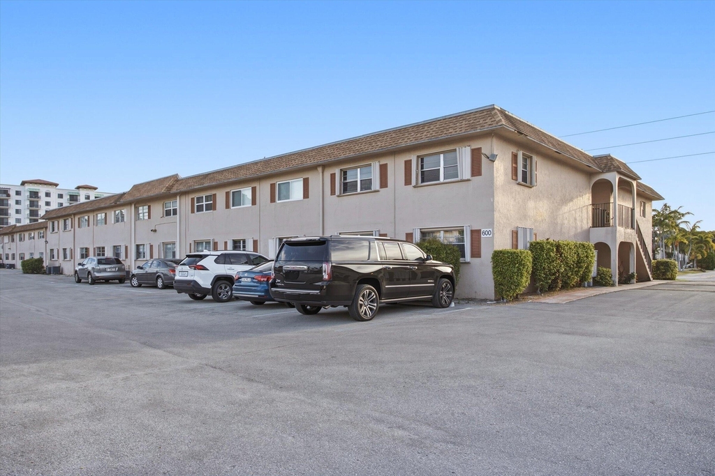 600 Sw 2nd Avenue - Photo 2