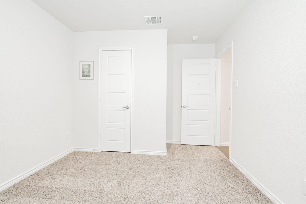 555 Delaware Road - Photo 5