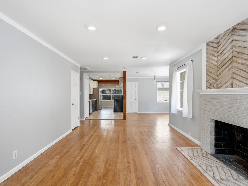 911 Reverchon Drive - Photo 4