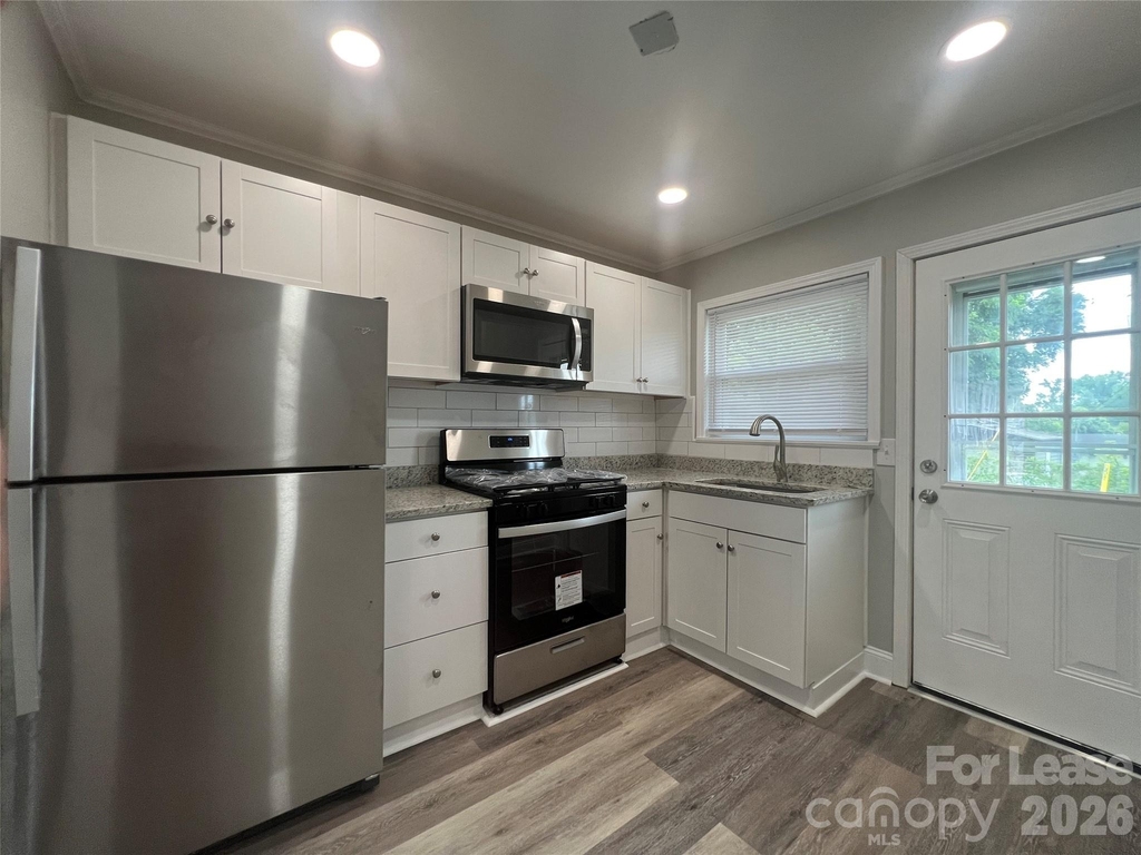 1300 Main Street - Photo 2