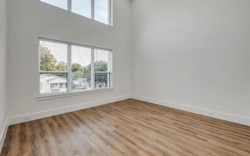 2345 Hondo Avenue - Photo 11