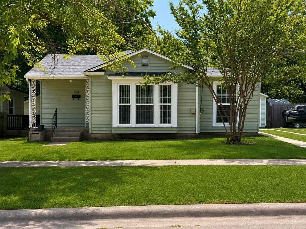 924 W Laurel Street - Photo 0