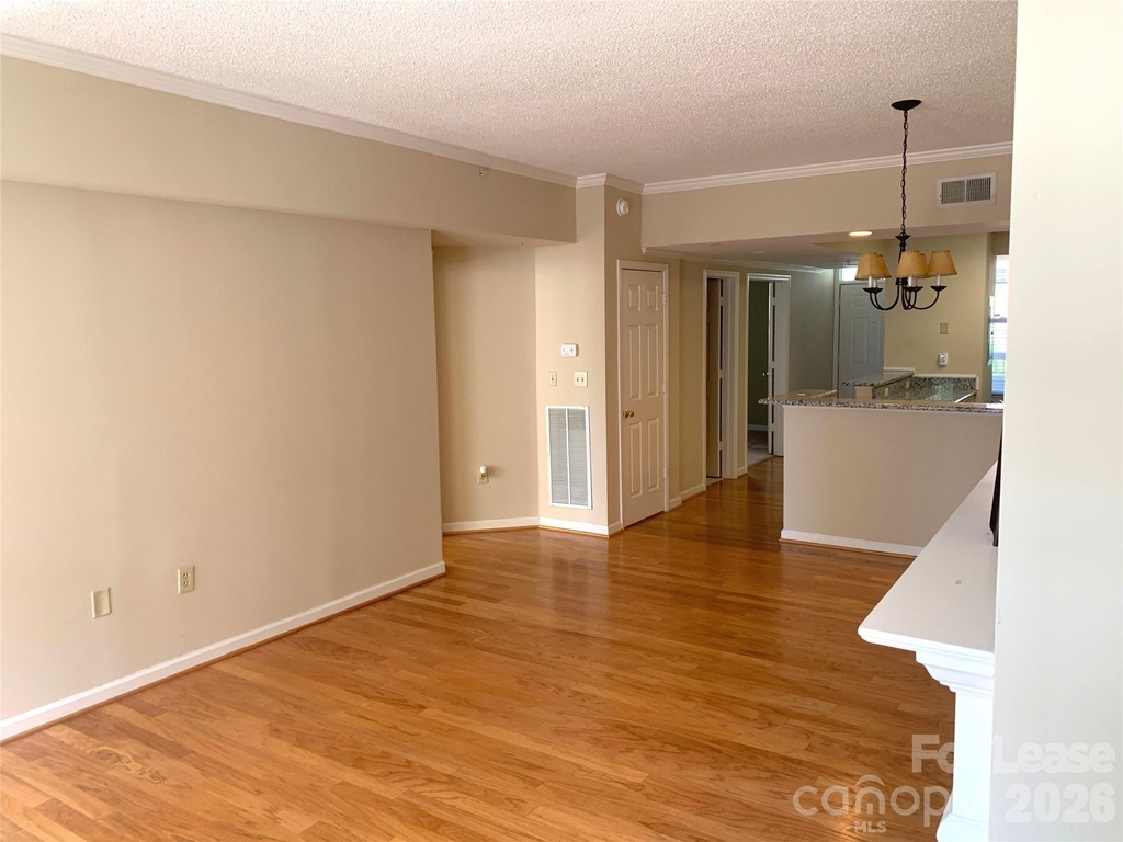 405 W 7th Street - Photo 6