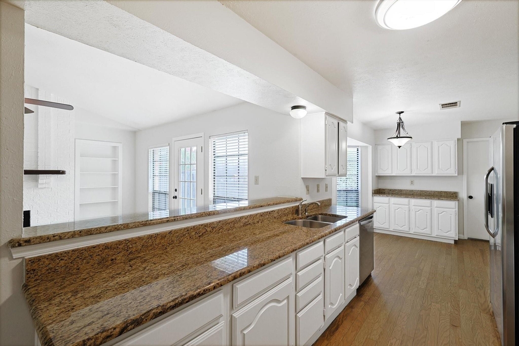 2825 Windsor Drive - Photo 11
