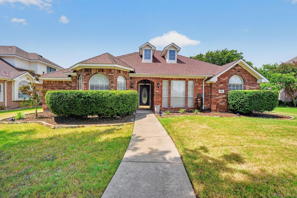 7309 Tremont Avenue - Photo 0
