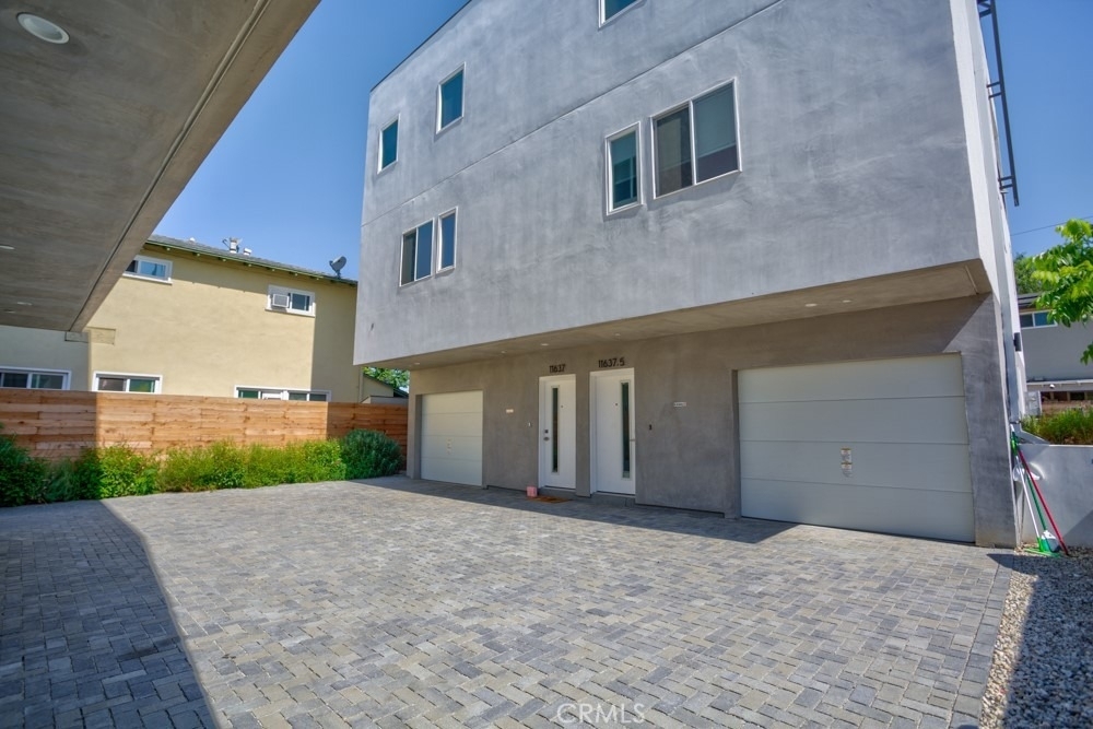 11637 1/2 Burbank Blvd - Photo 2