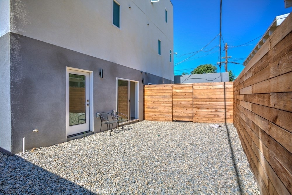 11637 1/2 Burbank Blvd - Photo 7