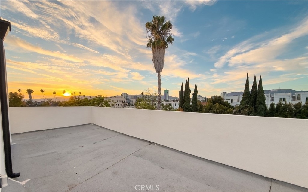 1122 N Beachwood - Photo 21